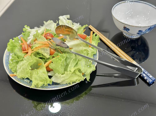 Kẹp gắp salad dạng bàn tay, gắp nhẹ nhàng và ráo nước